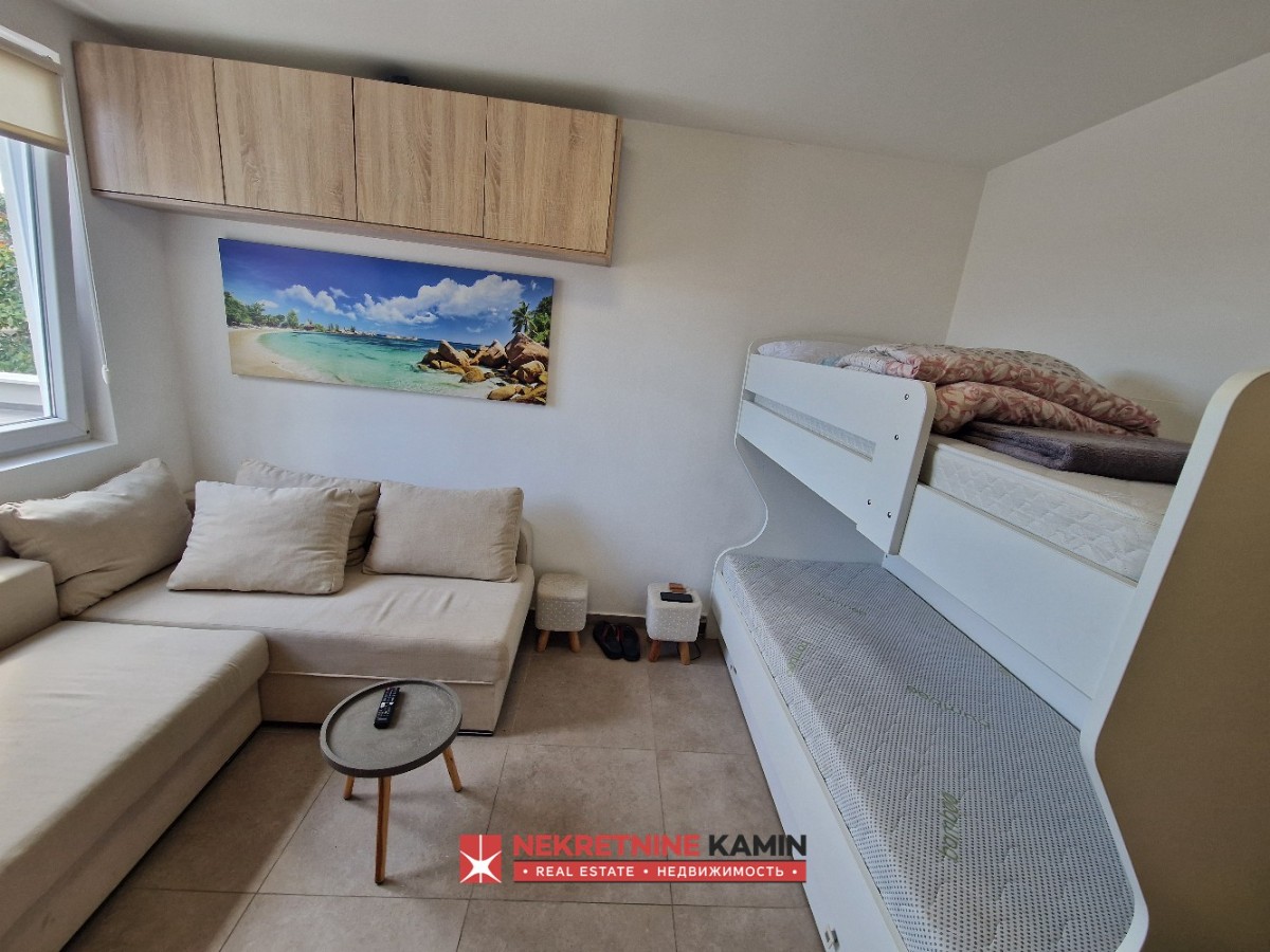 Opremljena garsonjera 700m od mora, Budva
